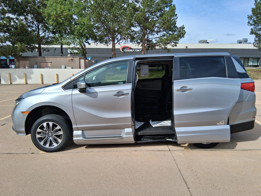 Silver Honda Odyssey image number 17