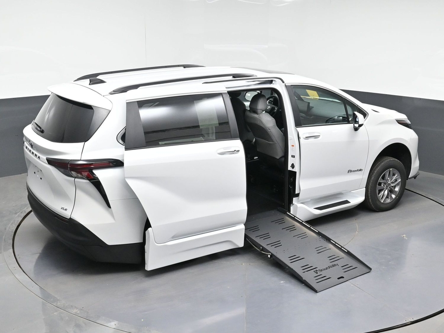 New 2026 Toyota Sienna Hybrid XLE Base - BraunAbility Side Entry Entry Fold Out Automatic Ramp