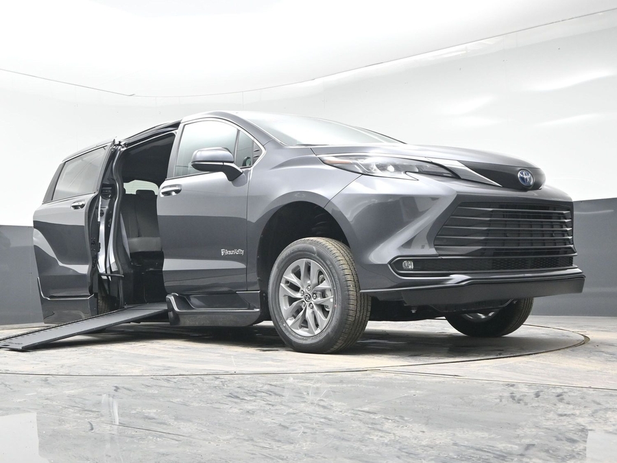 New 2025 Toyota Sienna Hybrid XLE Plus - BraunAbility Side Entry Entry In Floor Automatic Ramp