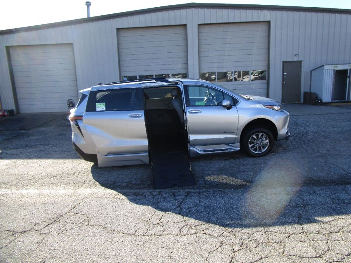 2023 Toyota Sienna XLE 7-Passenger Hybrid FWD's photo