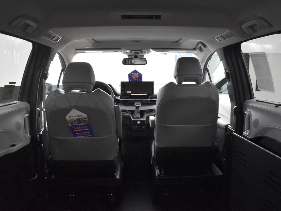 New 2025 Toyota Sienna Hybrid XLE Base - BraunAbility Side Entry Entry Fold Out Automatic Ramp