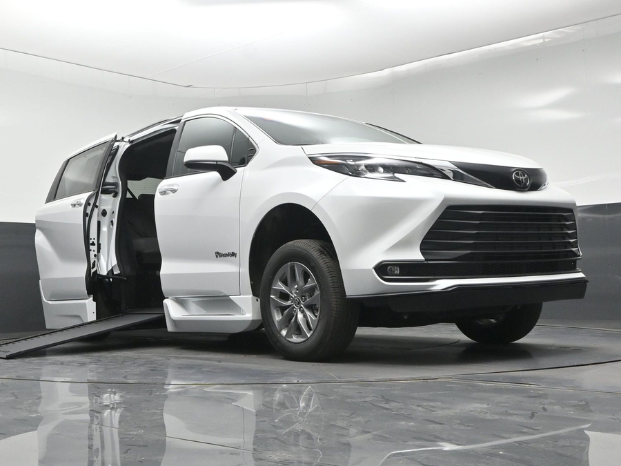 New 2026 Toyota Sienna Hybrid XLE Add - BraunAbility Side Entry In Floor Automatic Ramp
