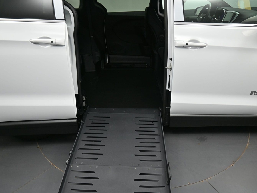 New 2026 Chrysler Voyager LX - BraunAbility Side Entry Fold Out Manual Ramp