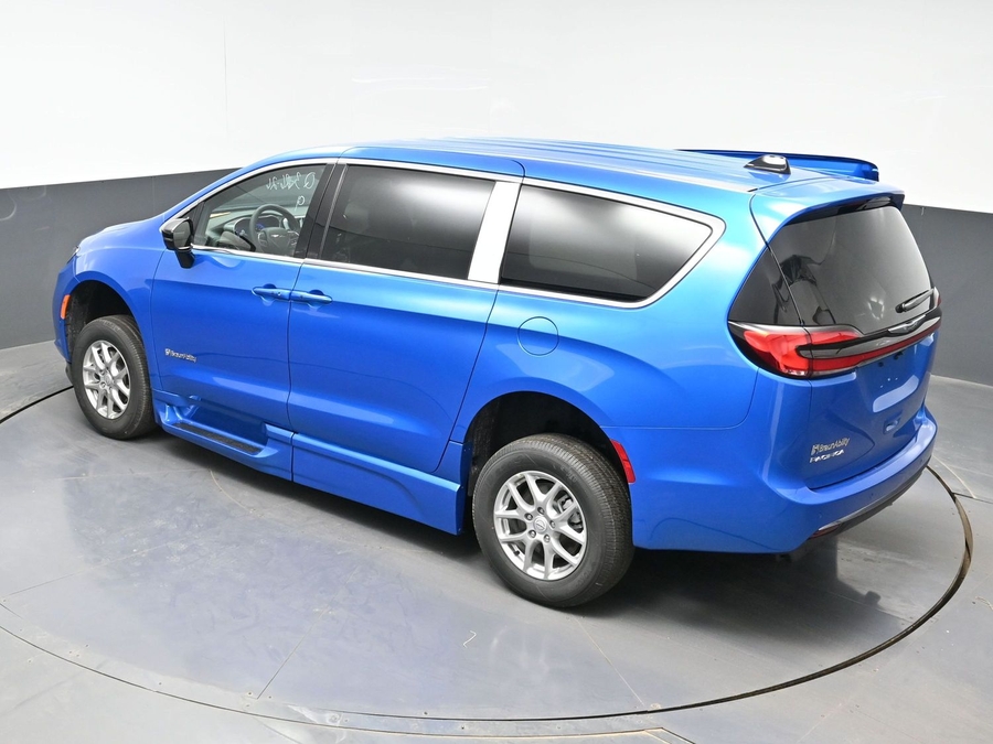 Blue Chrysler Pacifica image number 22