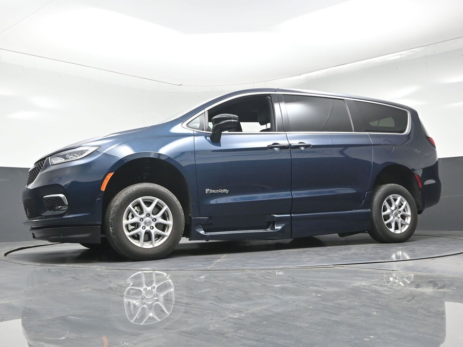 Used 2025 Chrysler Pacifica Select - BraunAbility Side Entry In Floor Automatic Ramp