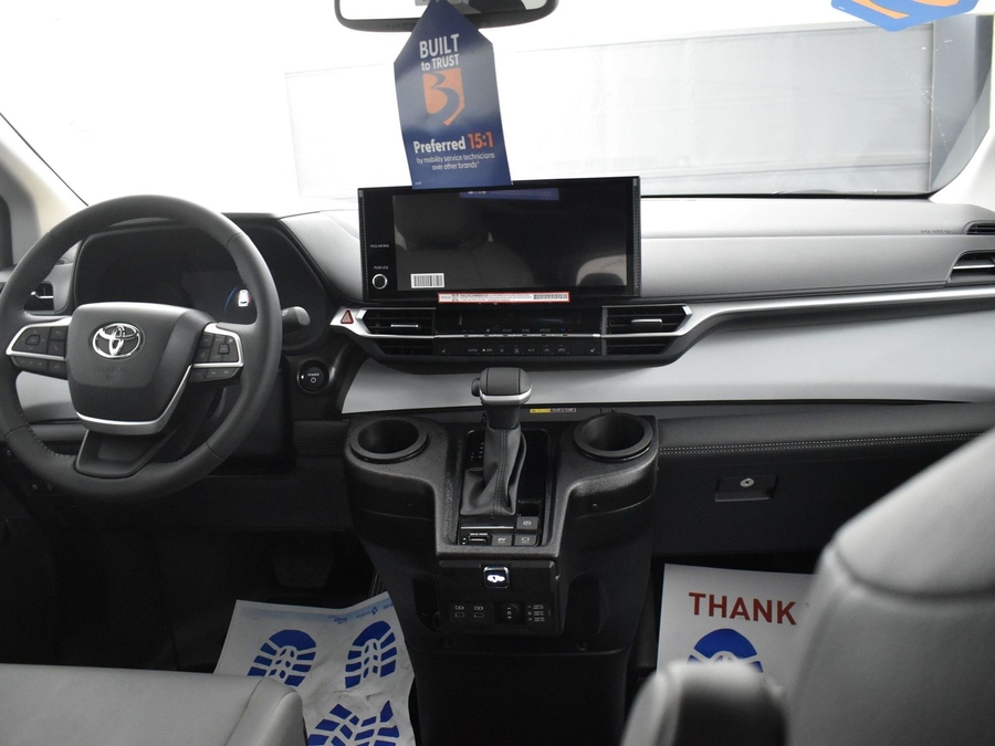 New 2025 Toyota Sienna Hybrid XLE Base - BraunAbility Side Entry Entry In Floor Automatic Ramp