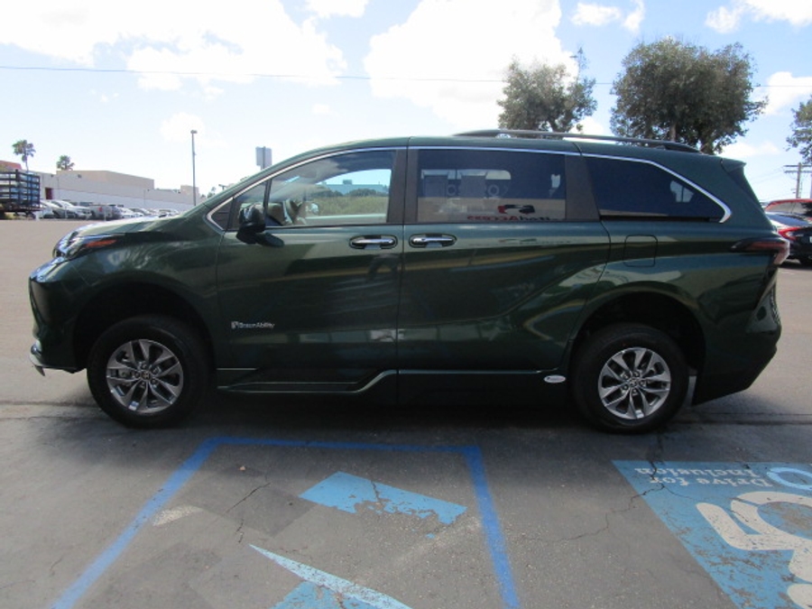 New 2026 Toyota Sienna Hybrid XLE Base - BraunAbility Side Entry Entry Fold Out Automatic Ramp