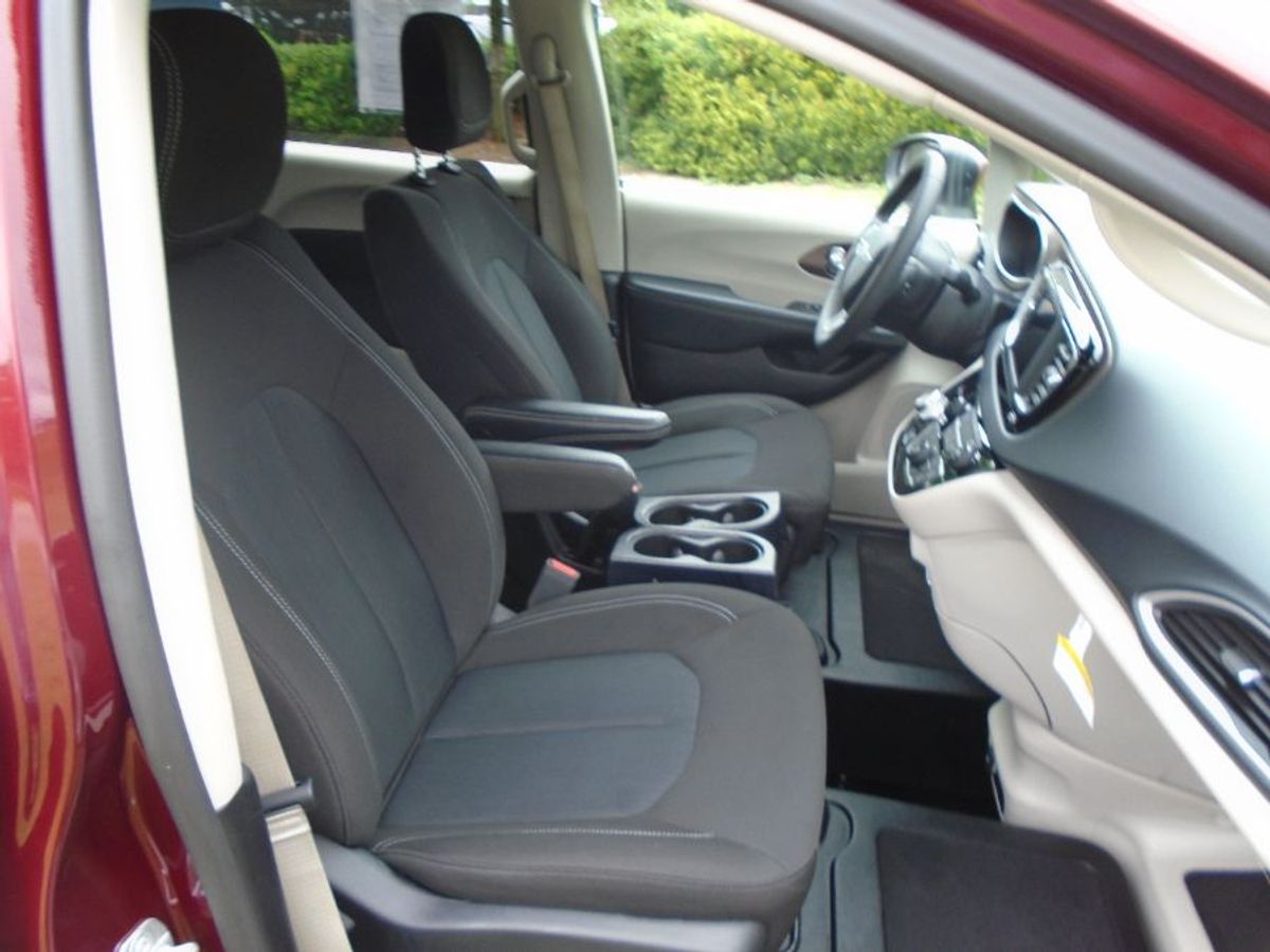 Red Chrysler Voyager image number 37