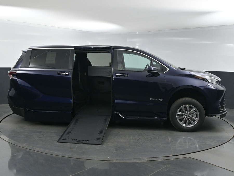 New 2025 Toyota Sienna Hybrid XLE Base - BraunAbility Side Entry Entry In Floor Automatic Ramp