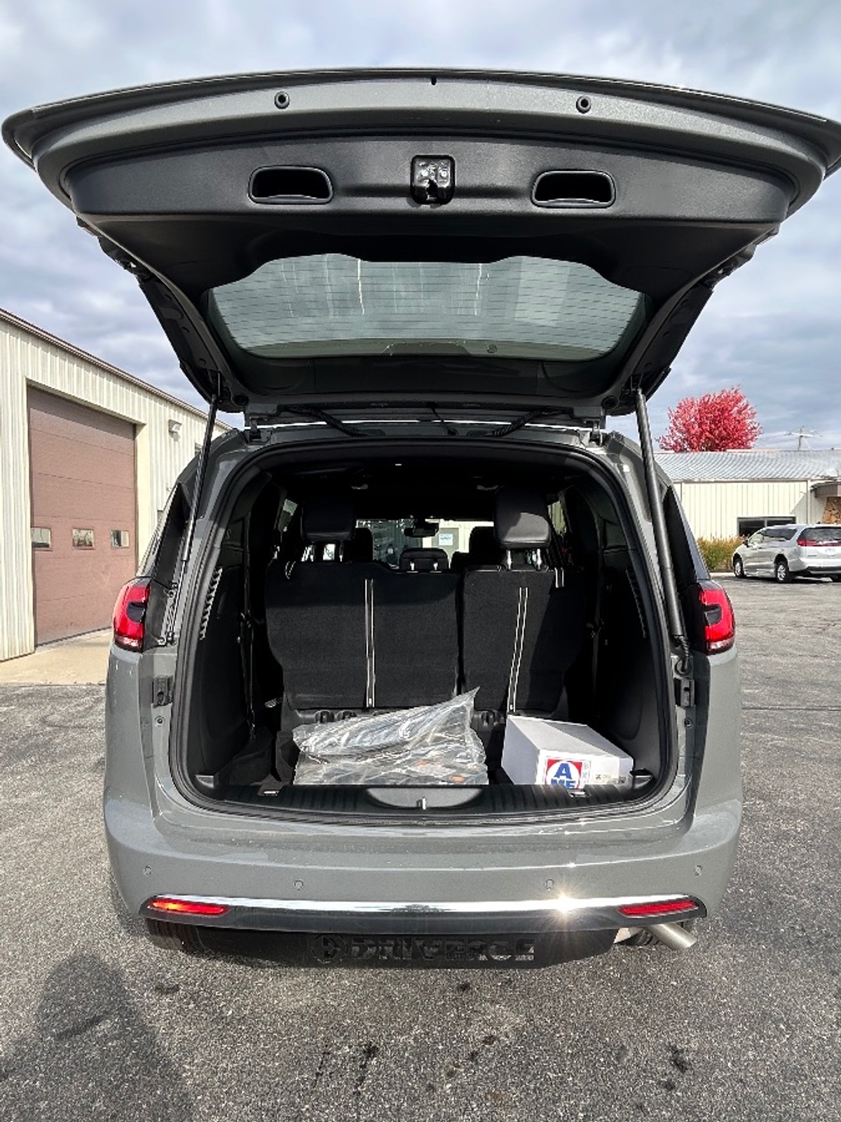 Grey Chrysler Pacifica image number 7