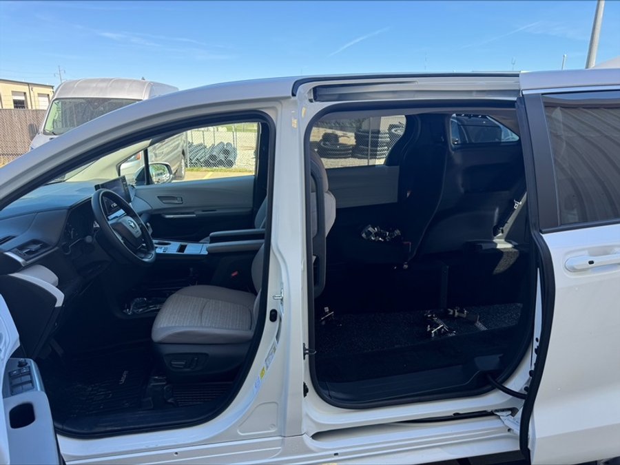 New 2026 Toyota Sienna Hybrid LE - Vantage Mobility Rear Entry Entry Fold Out Manual Ramp