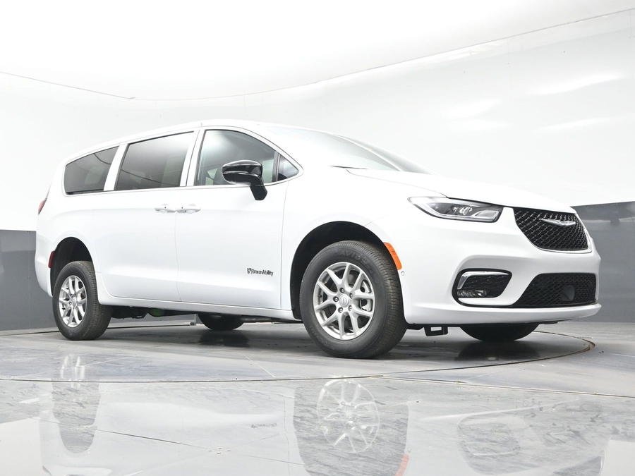 White Chrysler Pacifica image number 17