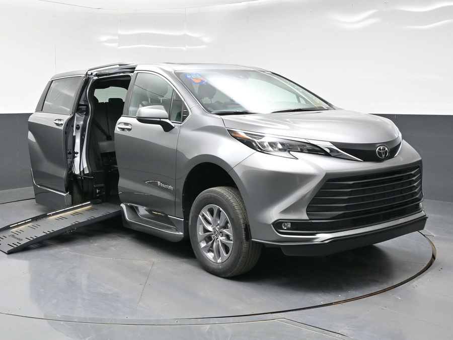 New 2026 Toyota Sienna Hybrid XLE Base - BraunAbility Side Entry Fold Out Automatic Ramp