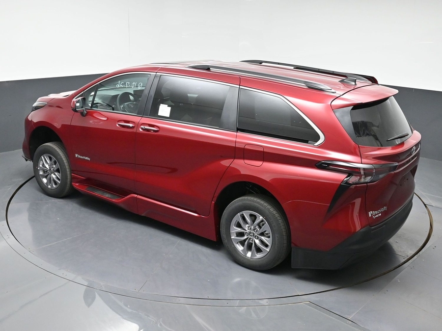 New 2026 Toyota Sienna Hybrid XLE Base - BraunAbility Side Entry In Floor Automatic Ramp