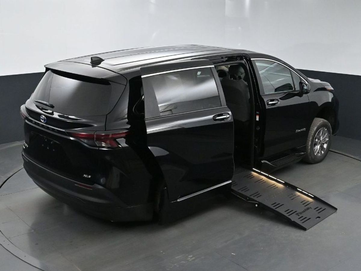 2025 TOYOTA SIENNA - Image 26