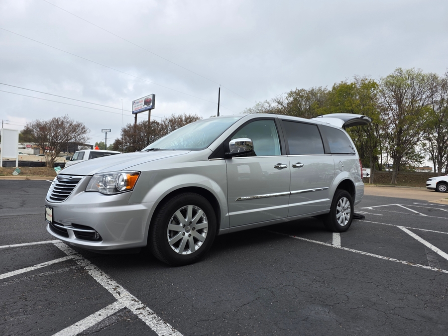 Used 2012 Chrysler Town and Country Touring-L -  Rear Entry Entry Fold Out Manual Ramp