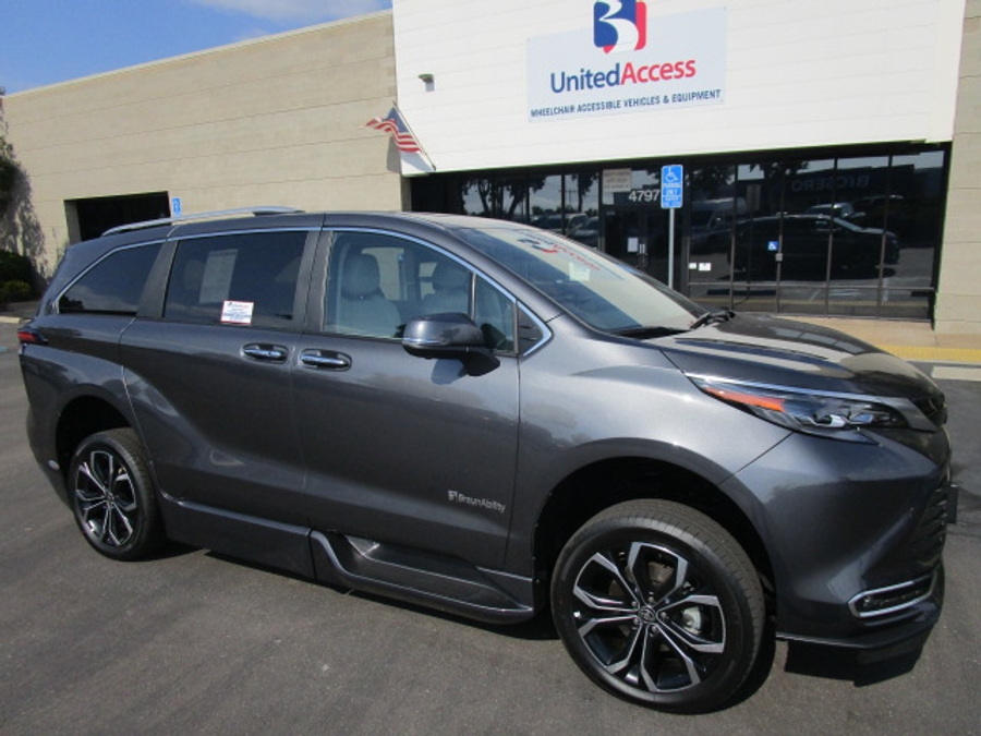 New 2025 Toyota Sienna Hybrid Platinum - BraunAbility Side Entry Entry Fold Out Automatic Ramp