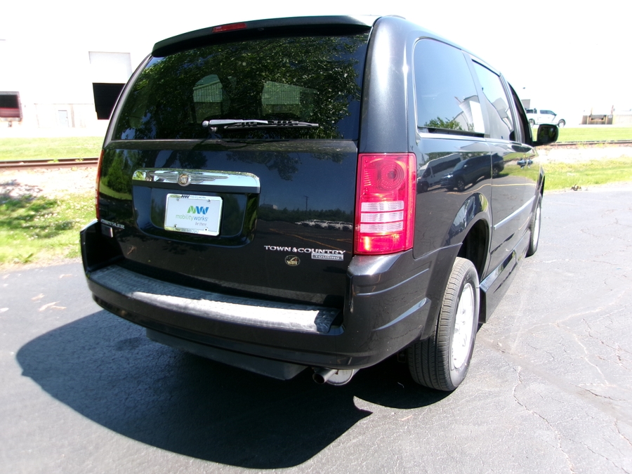 Black Chrysler Town and Country image number 13