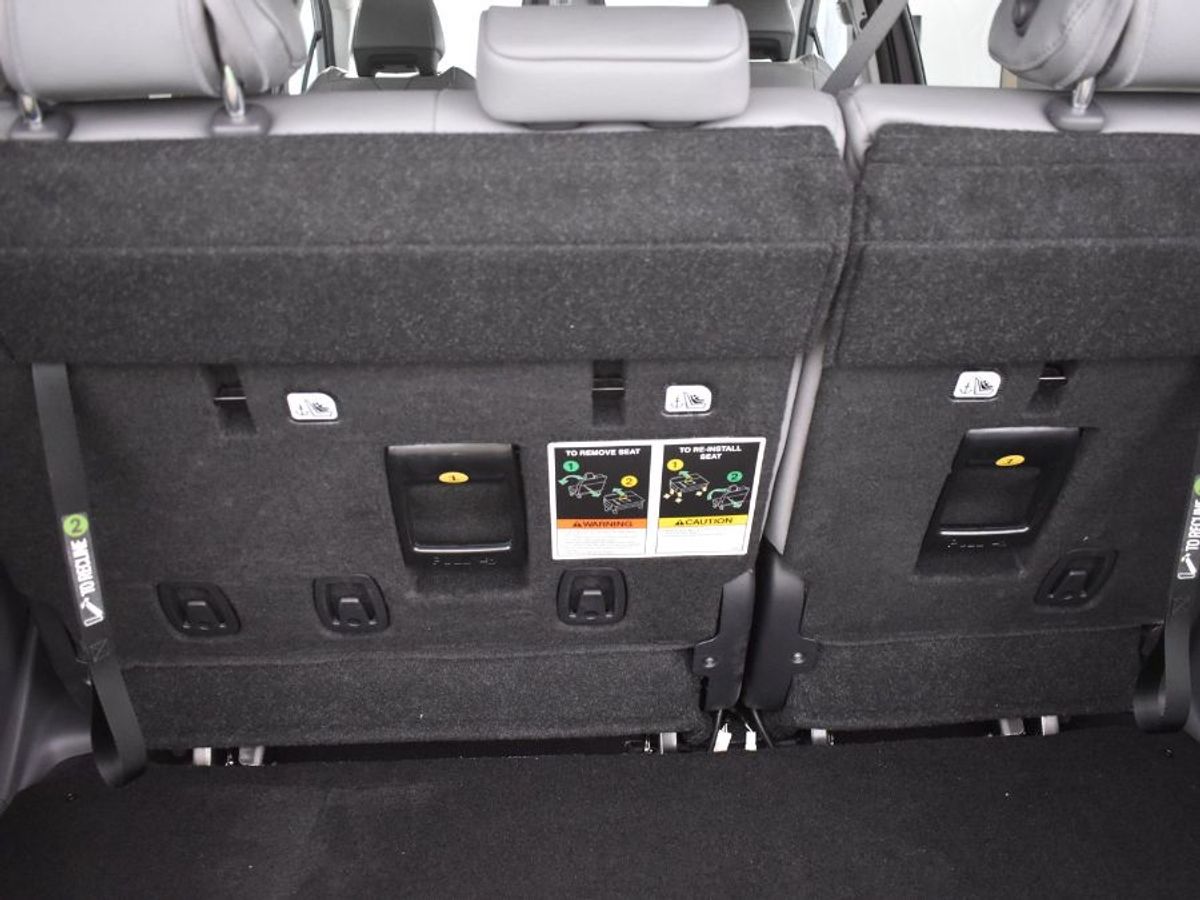 Grey Toyota Sienna image number 20