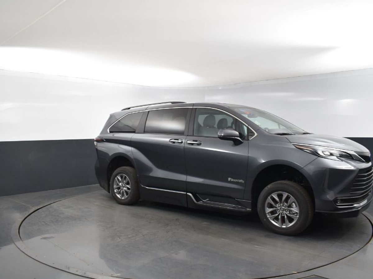 2025 TOYOTA SIENNA - Image 17