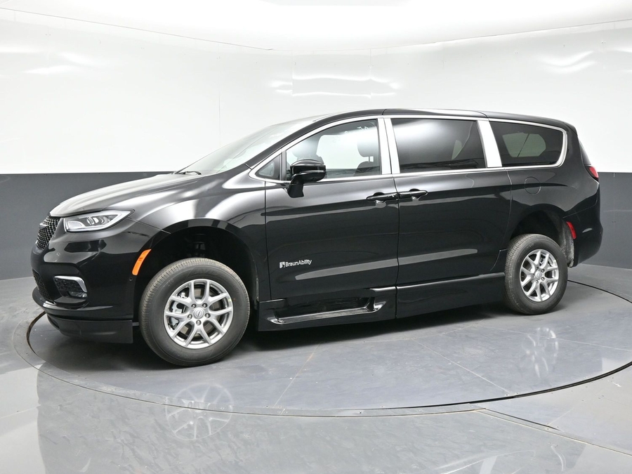 Black Chrysler Pacifica image number 2