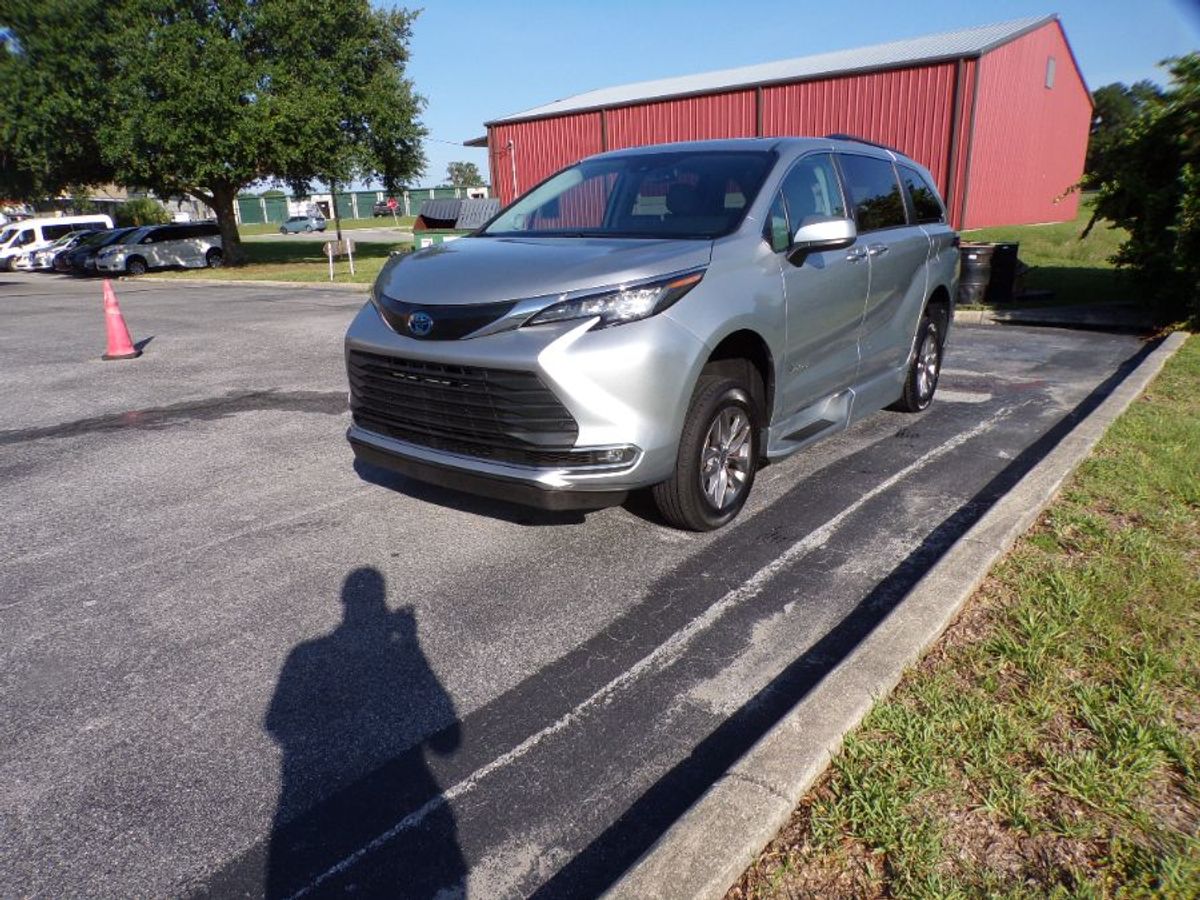 Silver Toyota Sienna image number 3