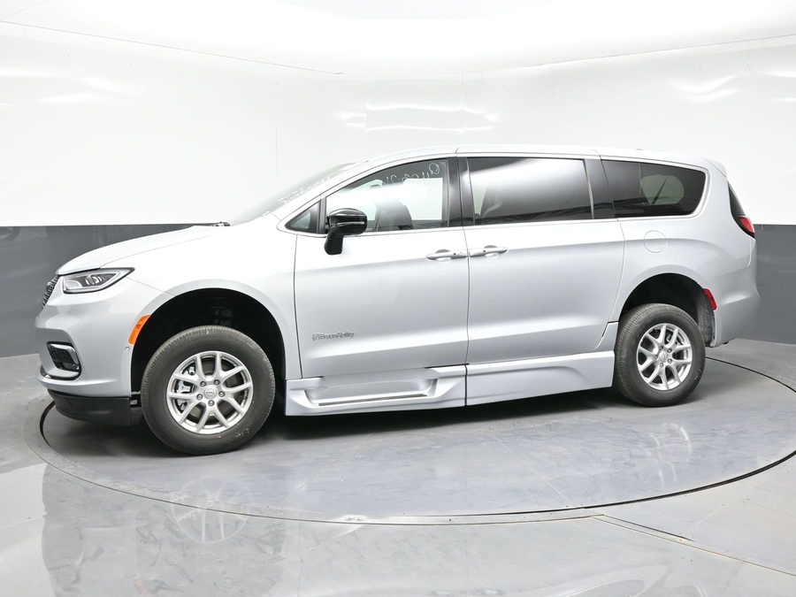 New 2026 Chrysler Pacifica Select Safety - BraunAbility Side Entry Fold Out Automatic Ramp