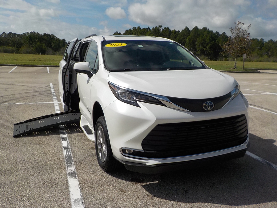 White Toyota Sienna image number 2
