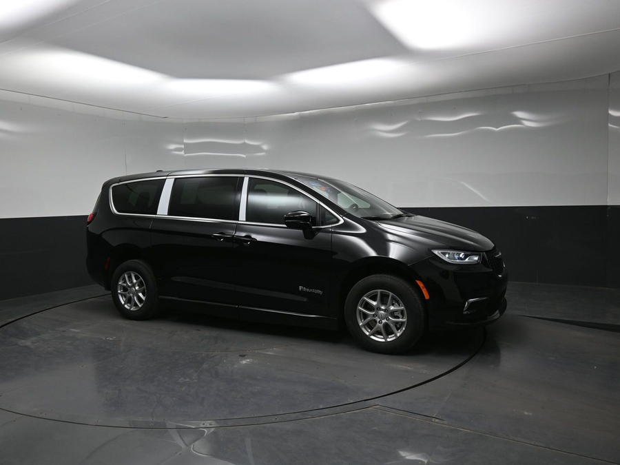 Black Chrysler Pacifica image number 18