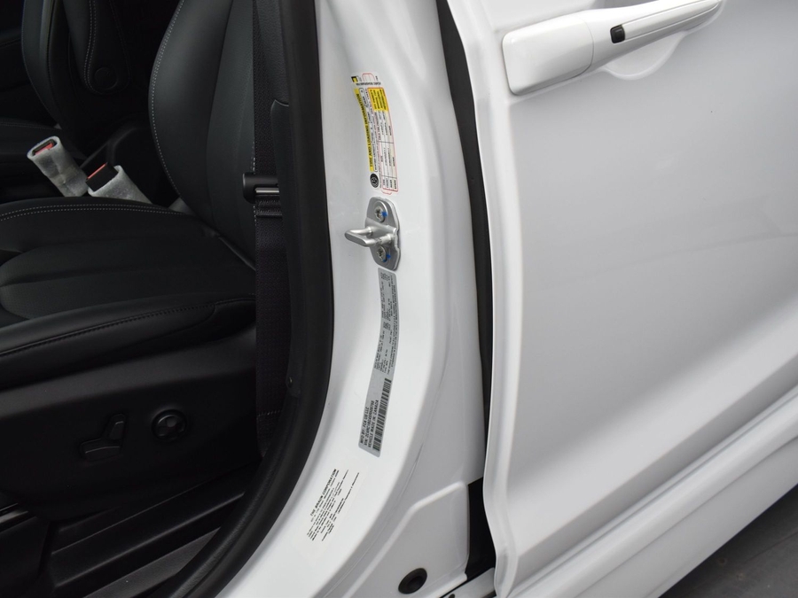 New 2025 Chrysler Pacifica Select Safety - BraunAbility Side Entry Entry In Floor Automatic Ramp