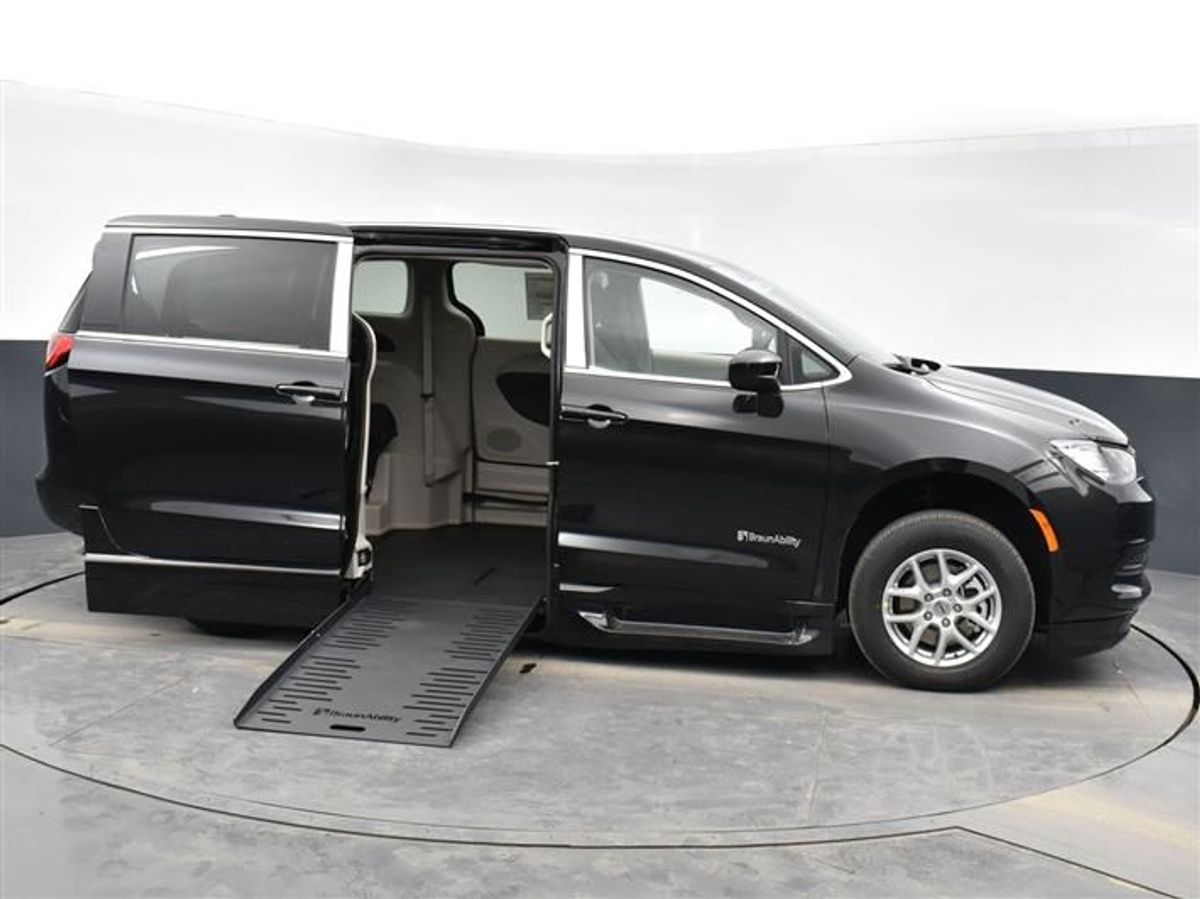 Used 2023 Chrysler Voyager LX's photo