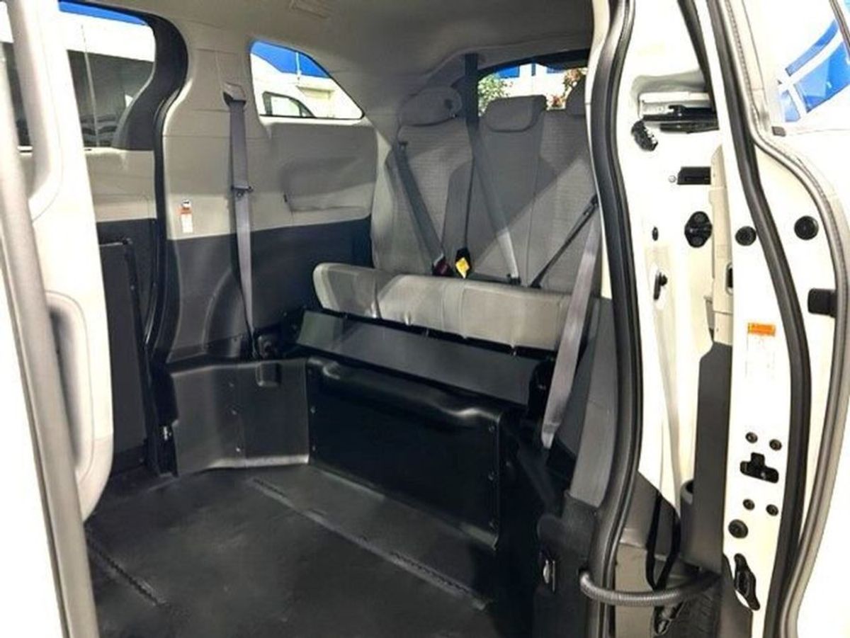 White Toyota Sienna image number 7