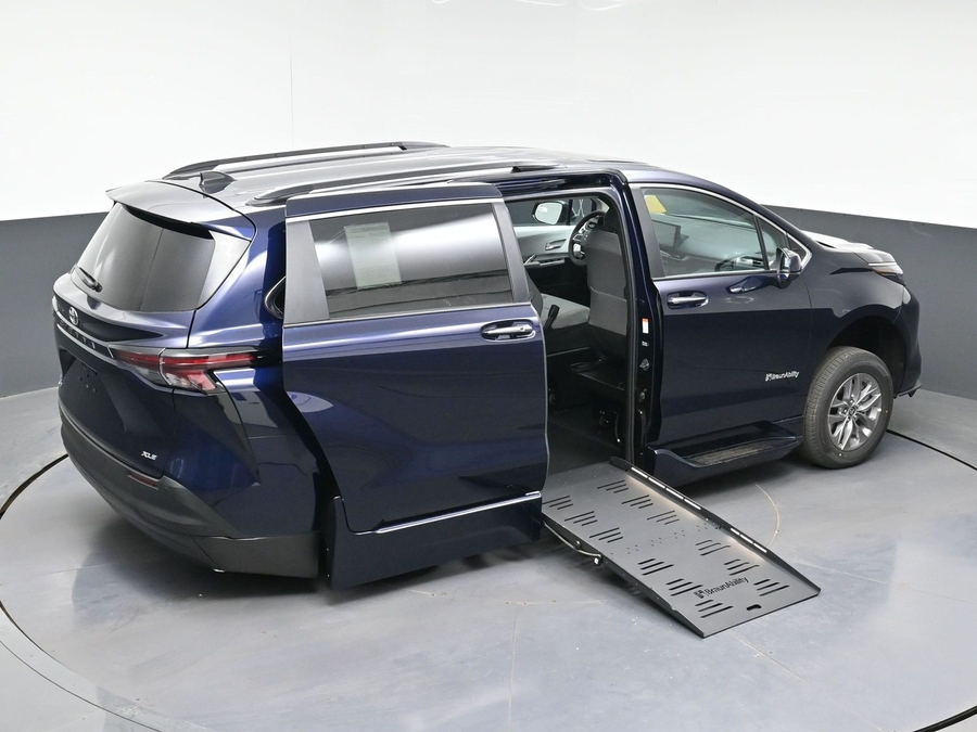New 2026 Toyota Sienna Hybrid XLE Base - BraunAbility Side Entry Entry Fold Out Automatic Ramp