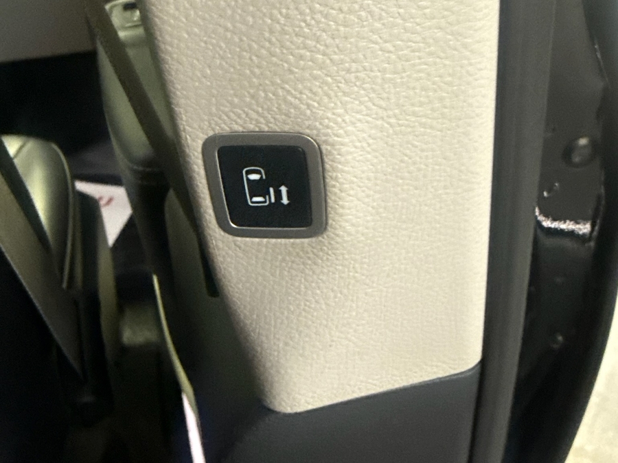 Black Chrysler Pacifica image number 11