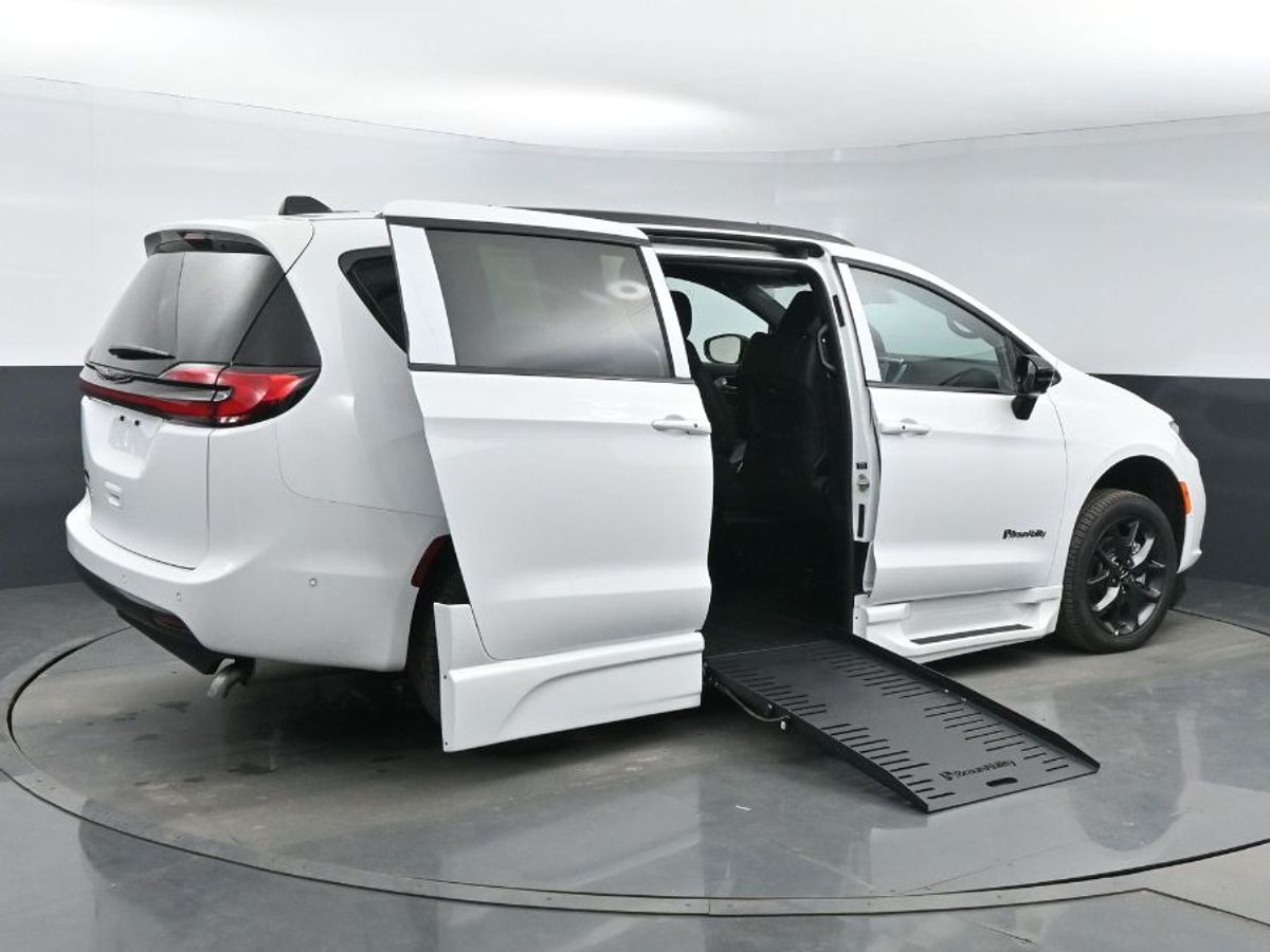 White Chrysler Pacifica image number 23
