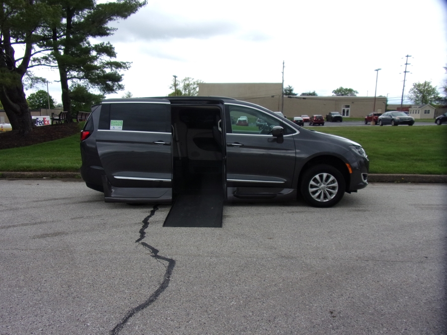 Grey Chrysler Pacifica image number 7