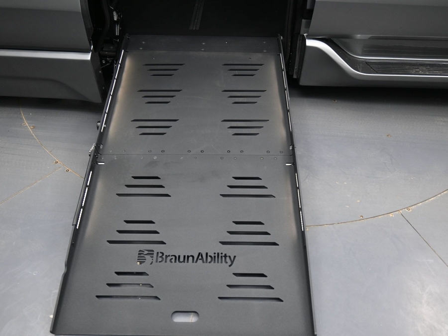 Grey Toyota Sienna image number 9