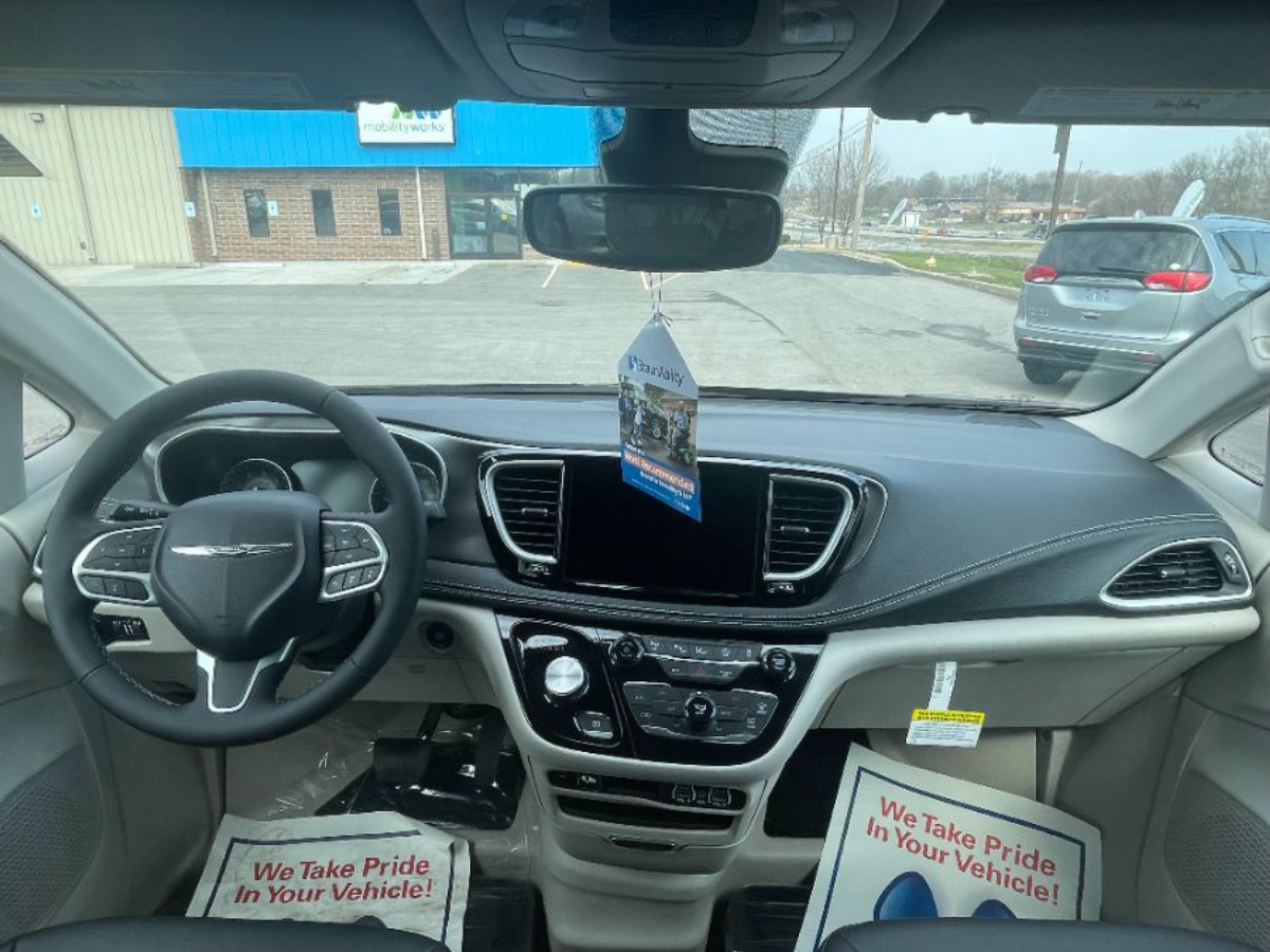 2023 CHRYSLER PACIFICA - Image 7