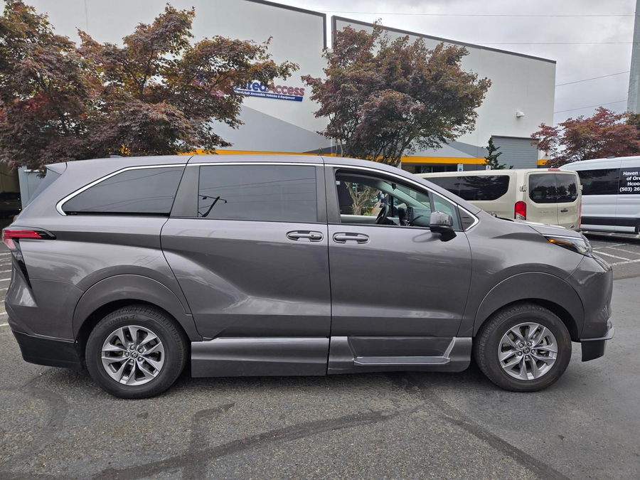 Used 2021 Toyota Sienna Hybrid LE - Vantage Mobility Commercial Side Entry In Floor Manual Ramp