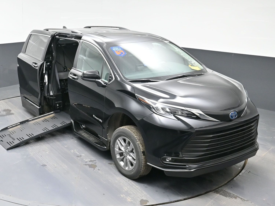 Black Toyota Sienna image number 22