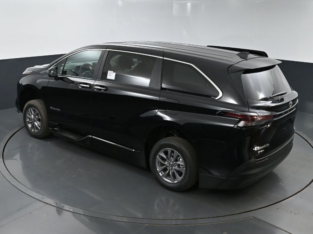 Black Toyota Sienna image number 23