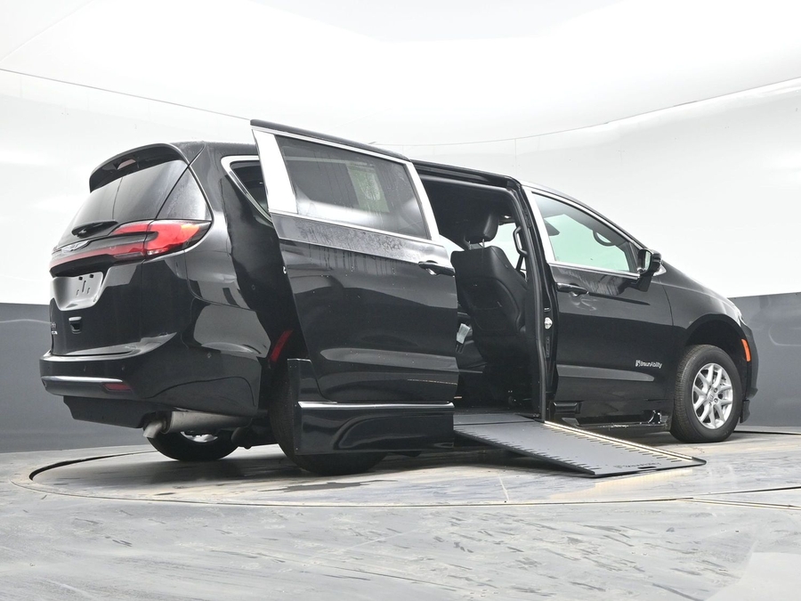 Black Chrysler Pacifica image number 21