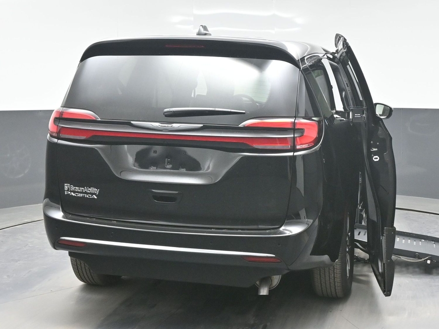 Black Chrysler Pacifica image number 5