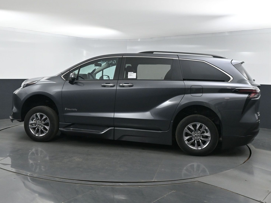 New 2025 Toyota Sienna Hybrid XLE Plus - BraunAbility Side Entry Entry In Floor Automatic Ramp