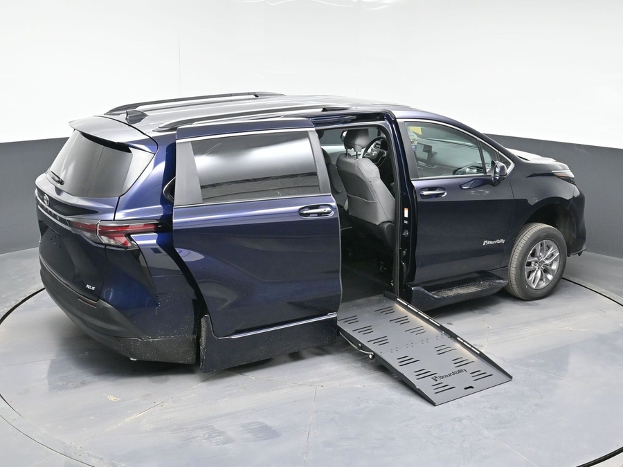 New 2026 Toyota Sienna Hybrid XLE Base - BraunAbility Side Entry Entry Fold Out Automatic Ramp