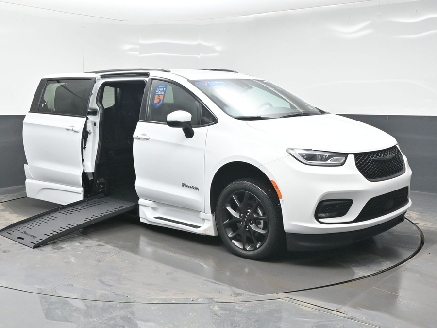 Used 2023 Chrysler Pacifica Touring L - BraunAbility Side Entry Entry Fold Out Automatic Ramp