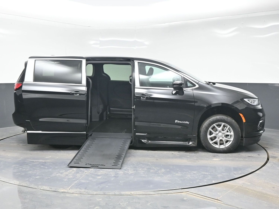 Black Chrysler Pacifica image number 5