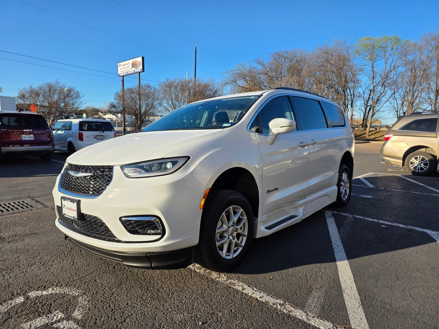 Used 2022 Chrysler Pacifica Touring L - BraunAbility Side Entry Entry In Floor Automatic Ramp