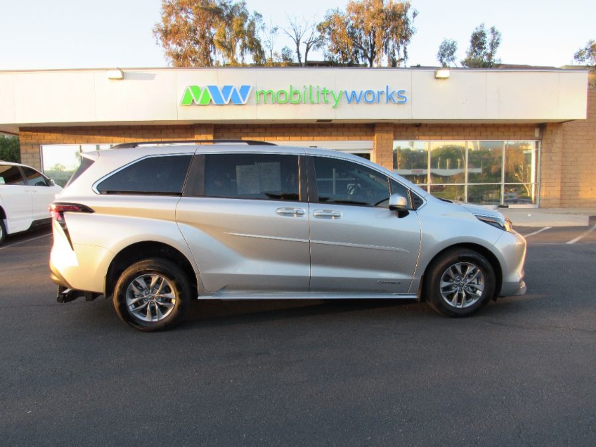 2024 TOYOTA SIENNA - Image 3