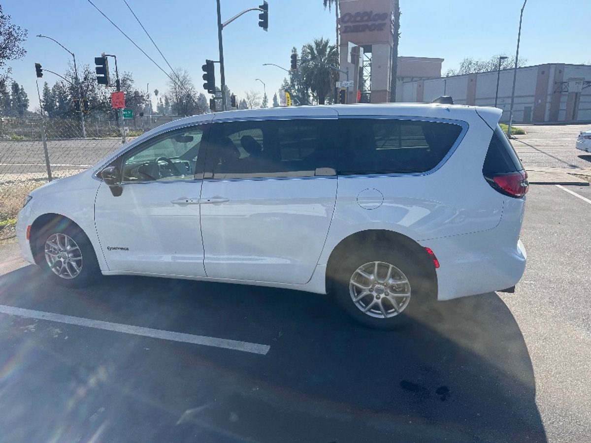 2024 CHRYSLER PACIFICA - Image 1